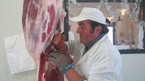 Lavorazione della carne alla Chianina di Modena